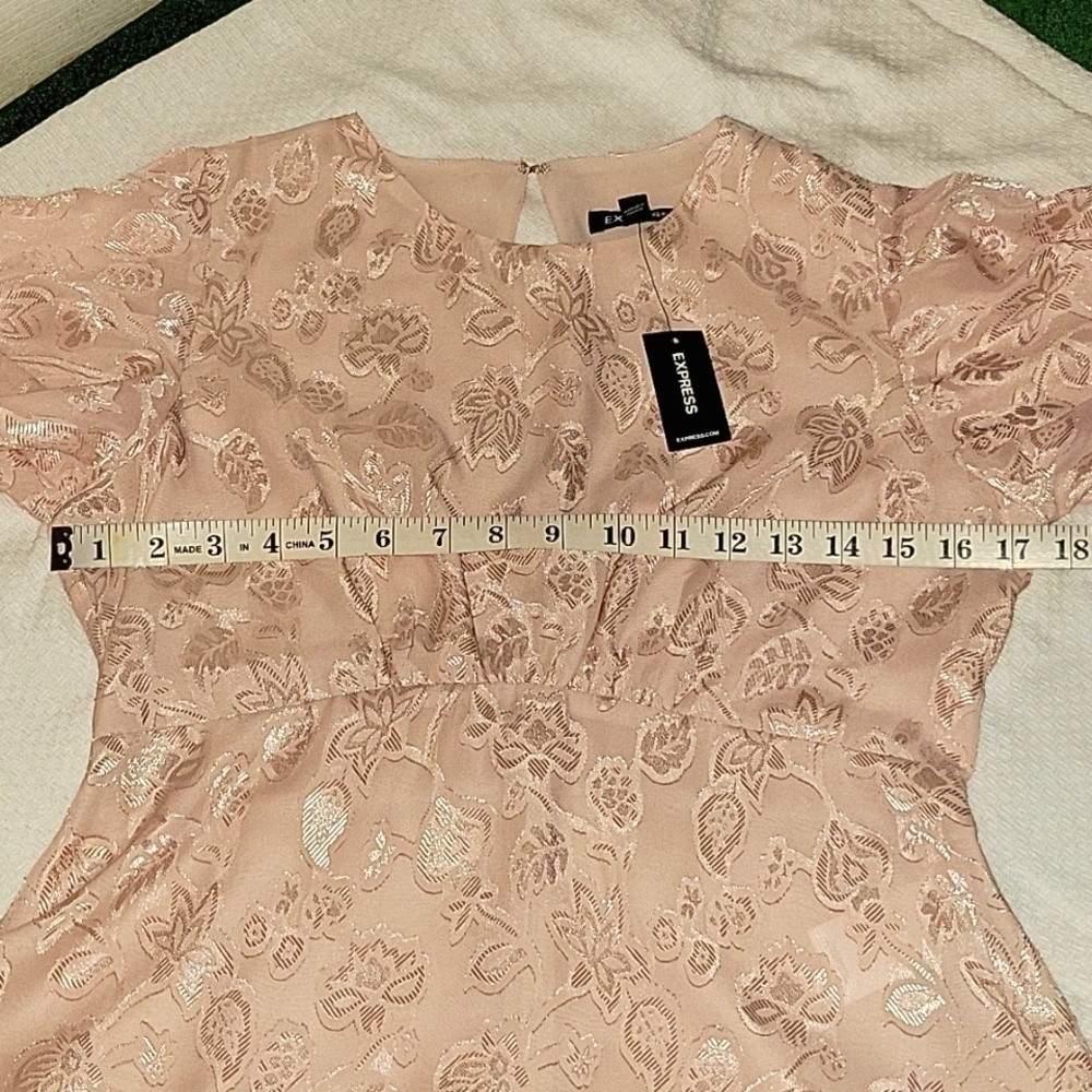 EXPRESS Dusty Light Pink Jacquard Floral Flutter Sleeve Top Blouse Small NWT - Picture 8 of 10
